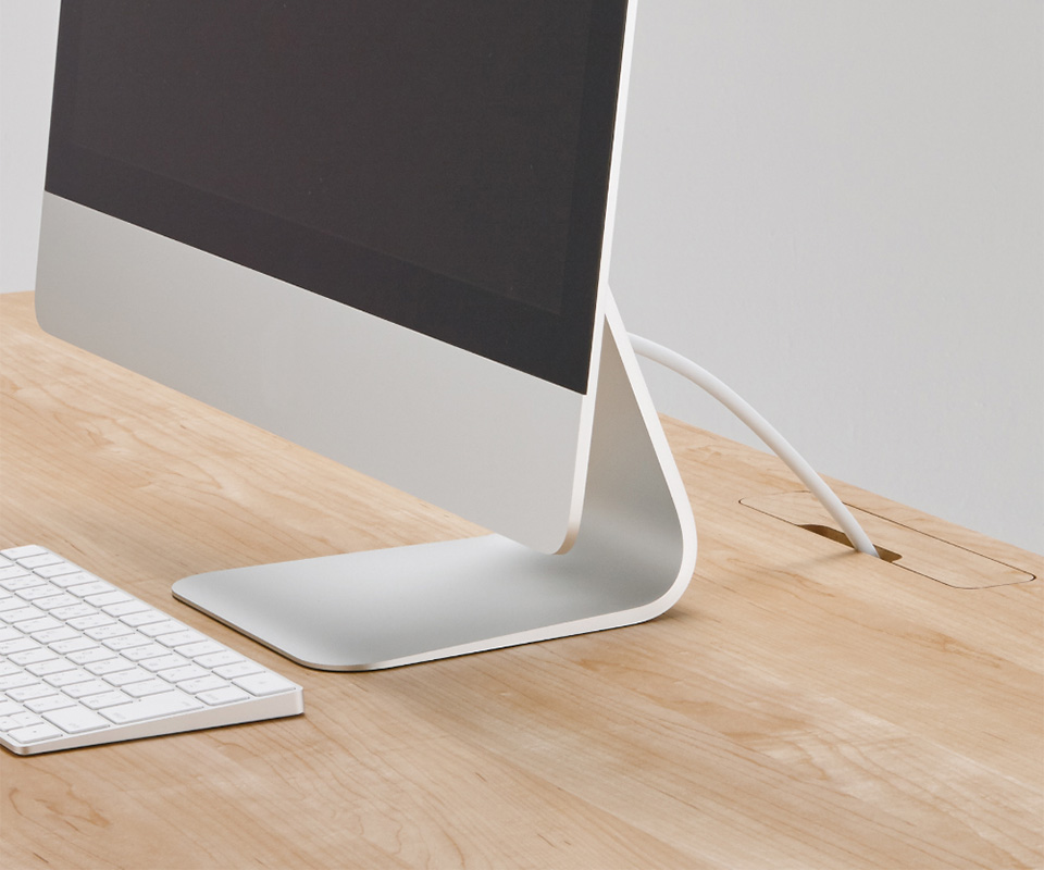 天板に同素材のフタ付き配線孔を設置