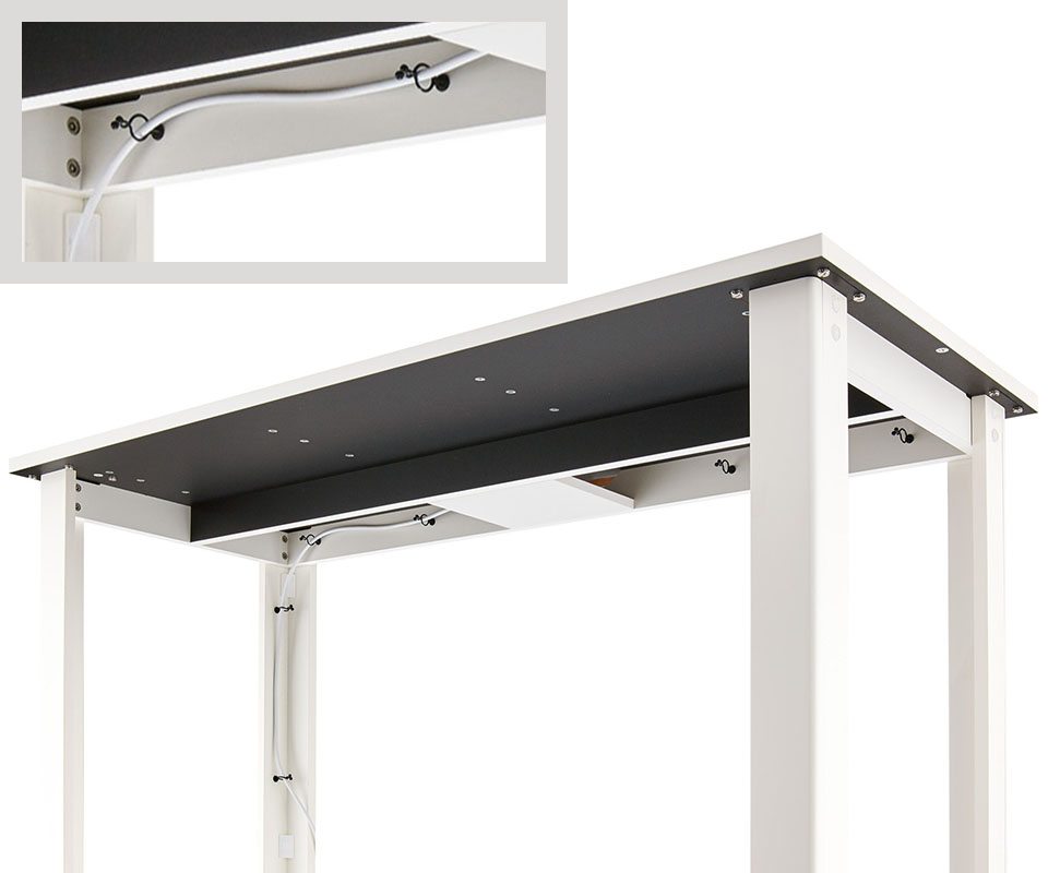 デスクの床まで伸びる幕板で足元を隠しながら落ち着きと格調を添える