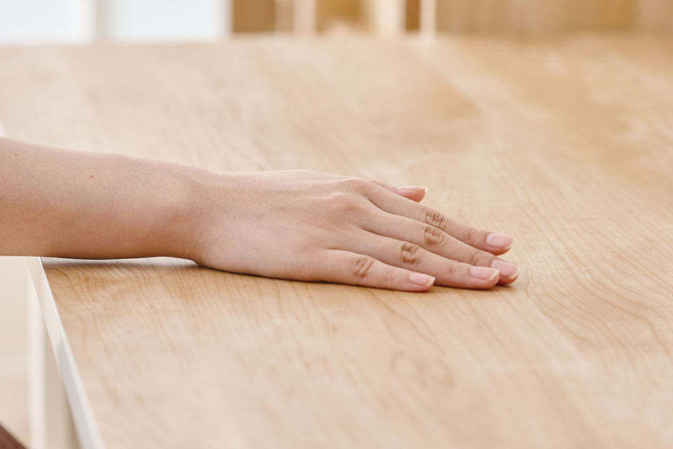 傷がつきにくく、優しい手触りのデスク天板