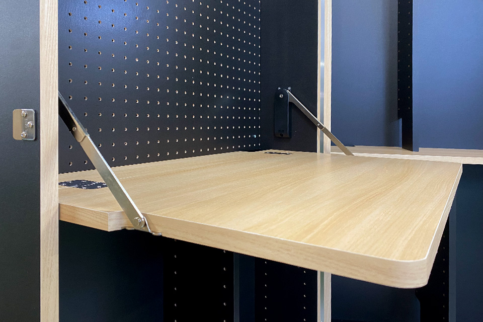 開閉を可能な作業台の耐荷重は30kg 角は丸く仕上げることでお子さまやペットのいる環境でも安心