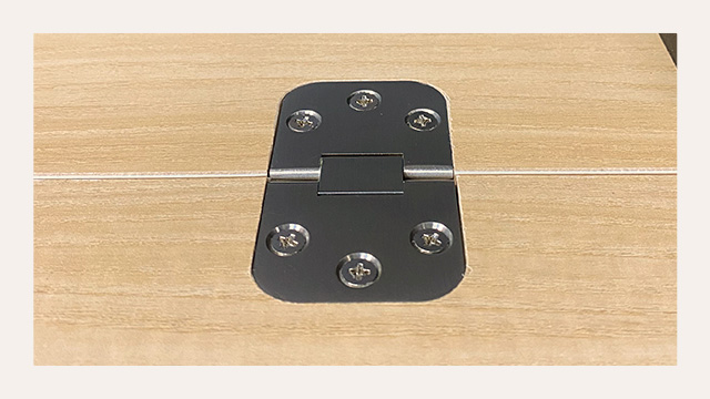 金具部分はフラットに仕上げで手が触れてもケガをしにくい